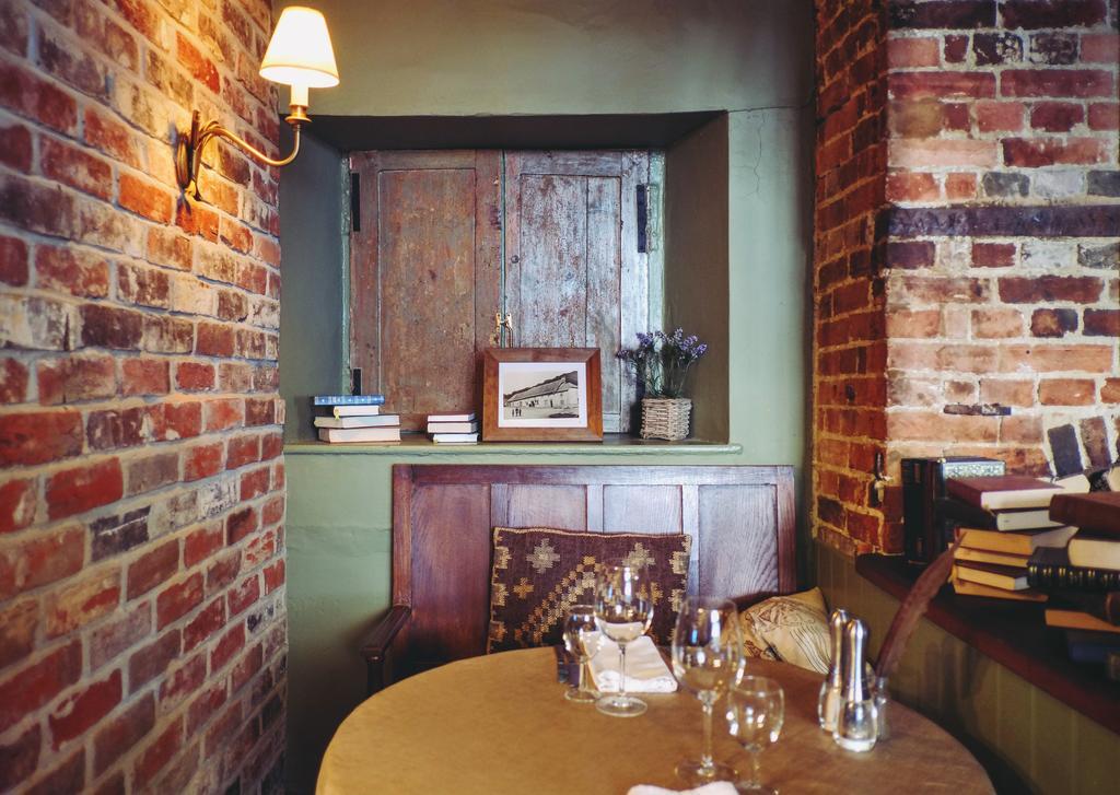 Hambro Arms Hotel Milton Abbas Bagian luar foto