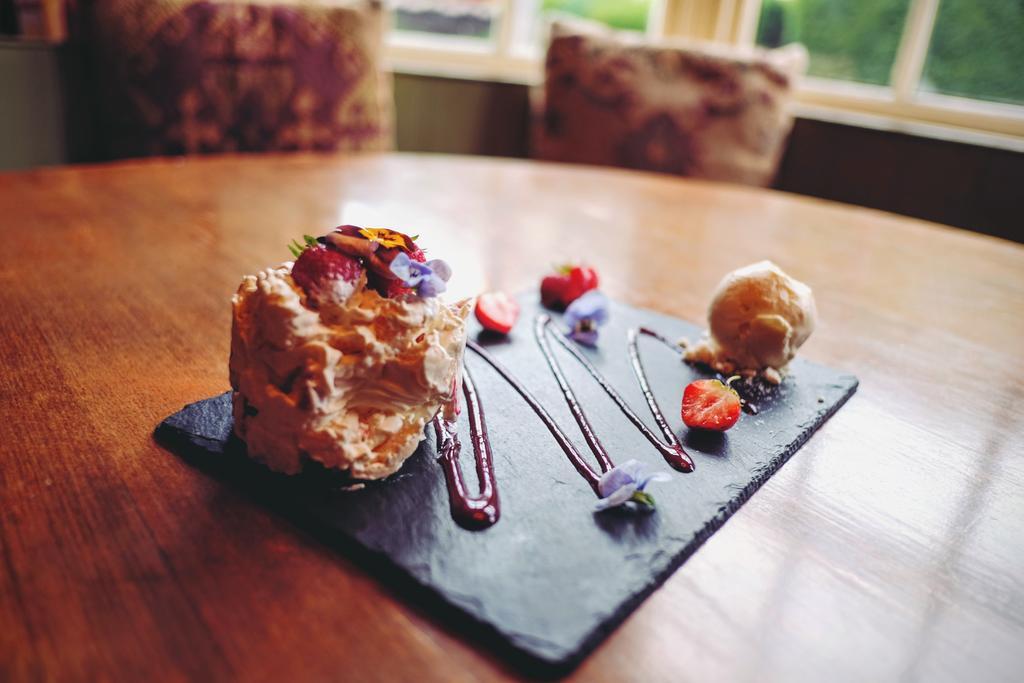 Hambro Arms Hotel Milton Abbas Bagian luar foto