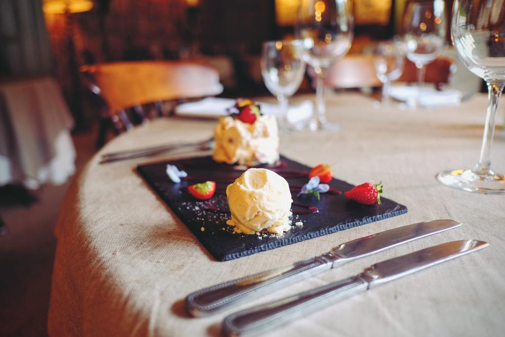 Hambro Arms Hotel Milton Abbas Bagian luar foto
