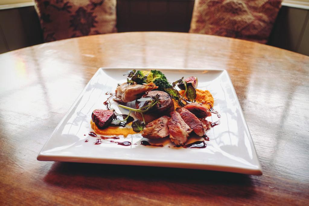Hambro Arms Hotel Milton Abbas Bagian luar foto