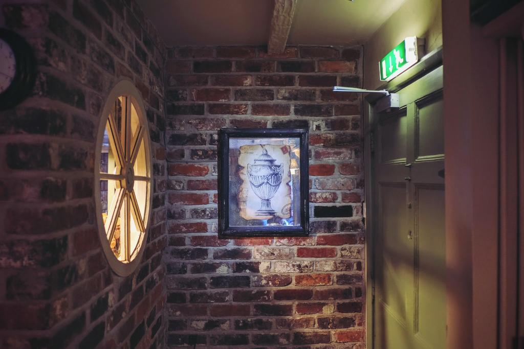 Hambro Arms Hotel Milton Abbas Bagian luar foto